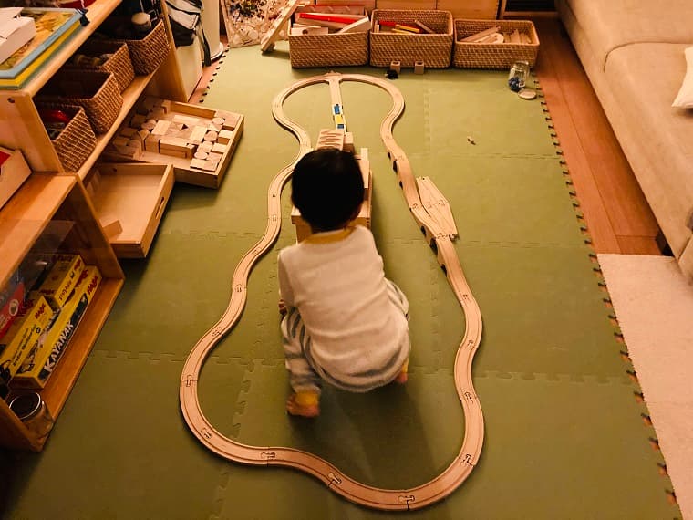 ミッキィ社の木製汽車レールで遊ぶ3歳