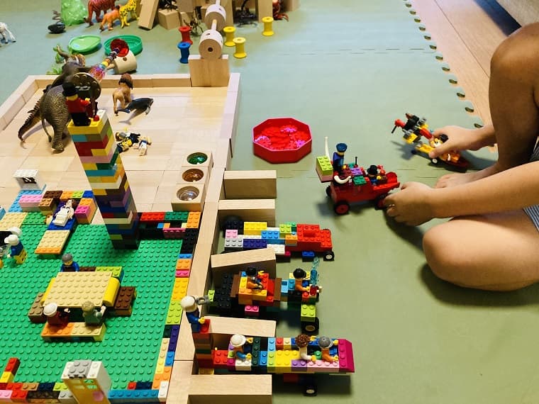 大好きな積み木とレゴを使って演劇ごっこ遊びをする4歳息子