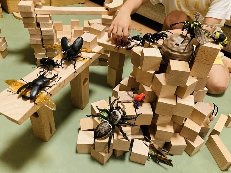 積み木と人形で作る虫モンスターの世界4歳息子作品